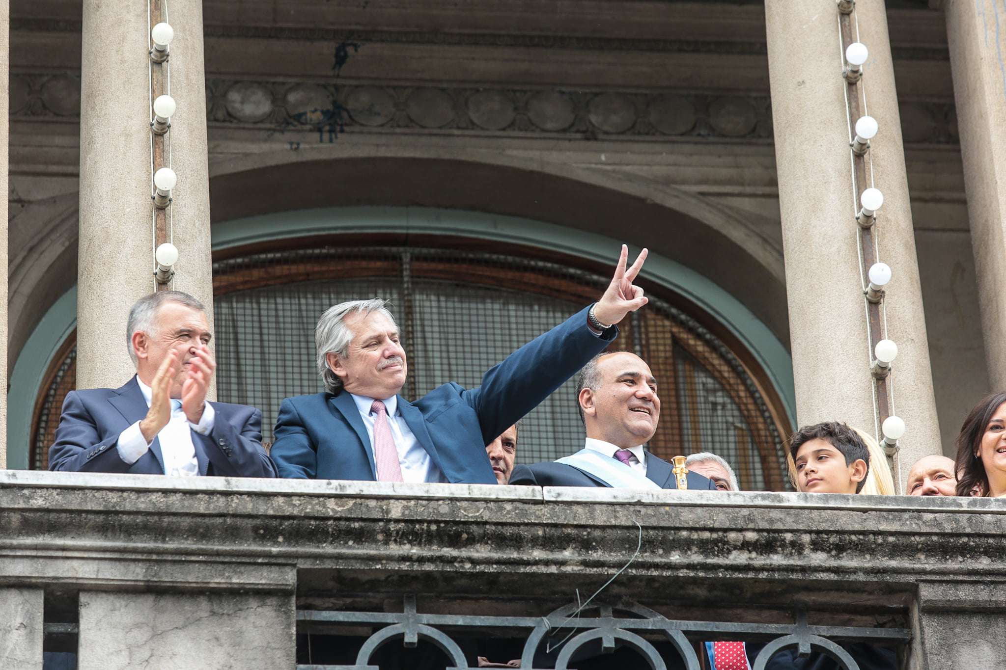Alberto Fernández con gobernadores, intendentes y dirigentes de la CGT en la jura de Manzur