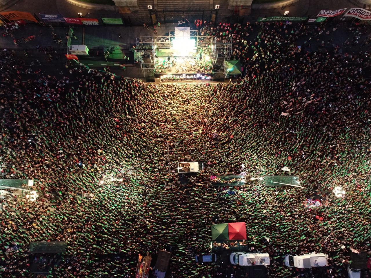 Un masivo pañuelazo verde reclamó aborto legal frente al Congreso y ciudades de todo el país
