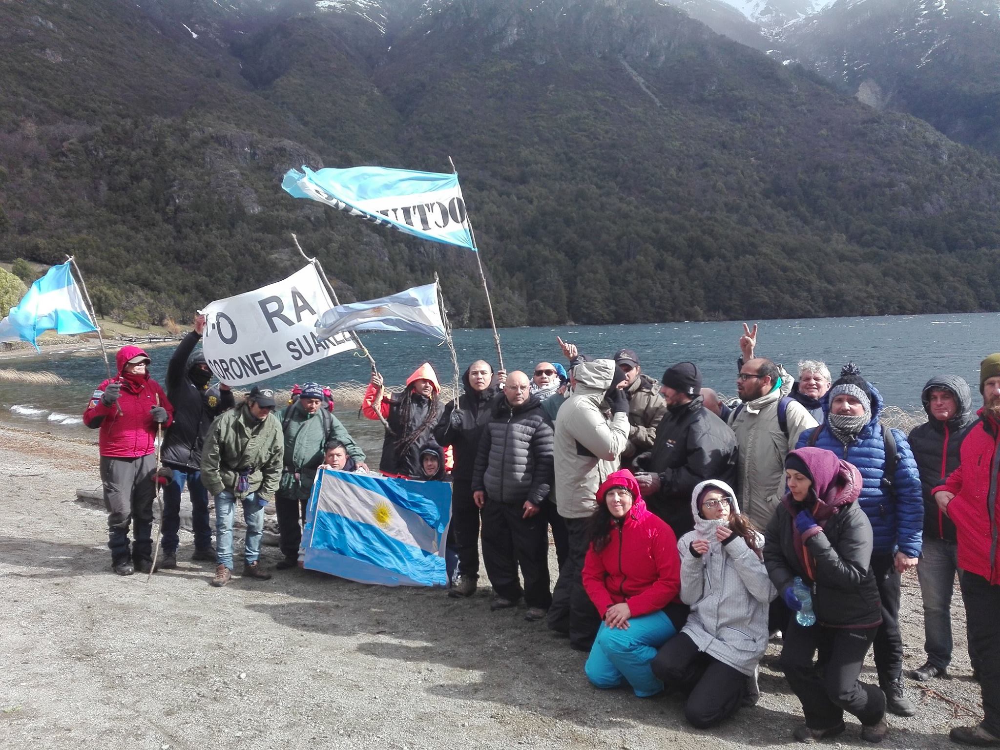 Comenzó la marcha al lago apropiado por Lewis: “Acá han construido un miniestado”