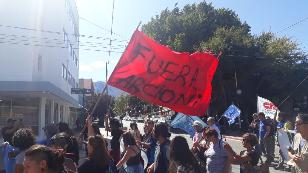 Crisis en Chubut: masiva marcha multisectorial en Esquel con reclamos al gobierno de Arcioni