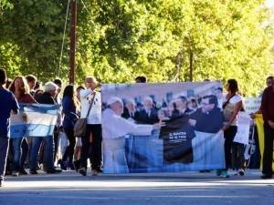 Vecinos y Asambleas marchando con imagen de Quinteros  entregando al Papa remera del Famatina No Se Toca