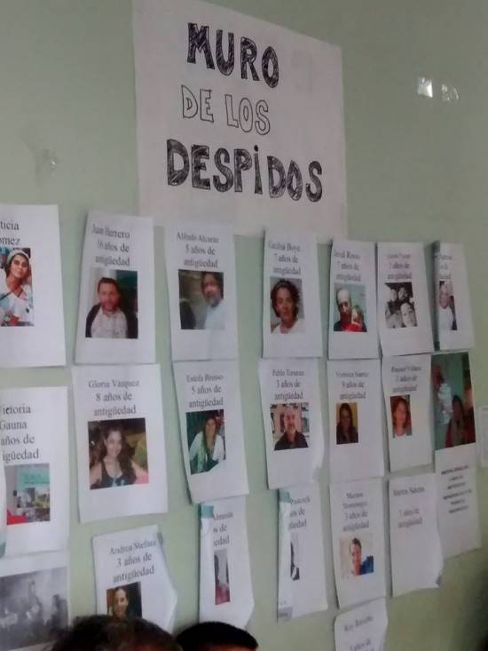 Trabajadores de la SAF Córdoba despedidos, en un "muro" realizado por sus compañeros/as