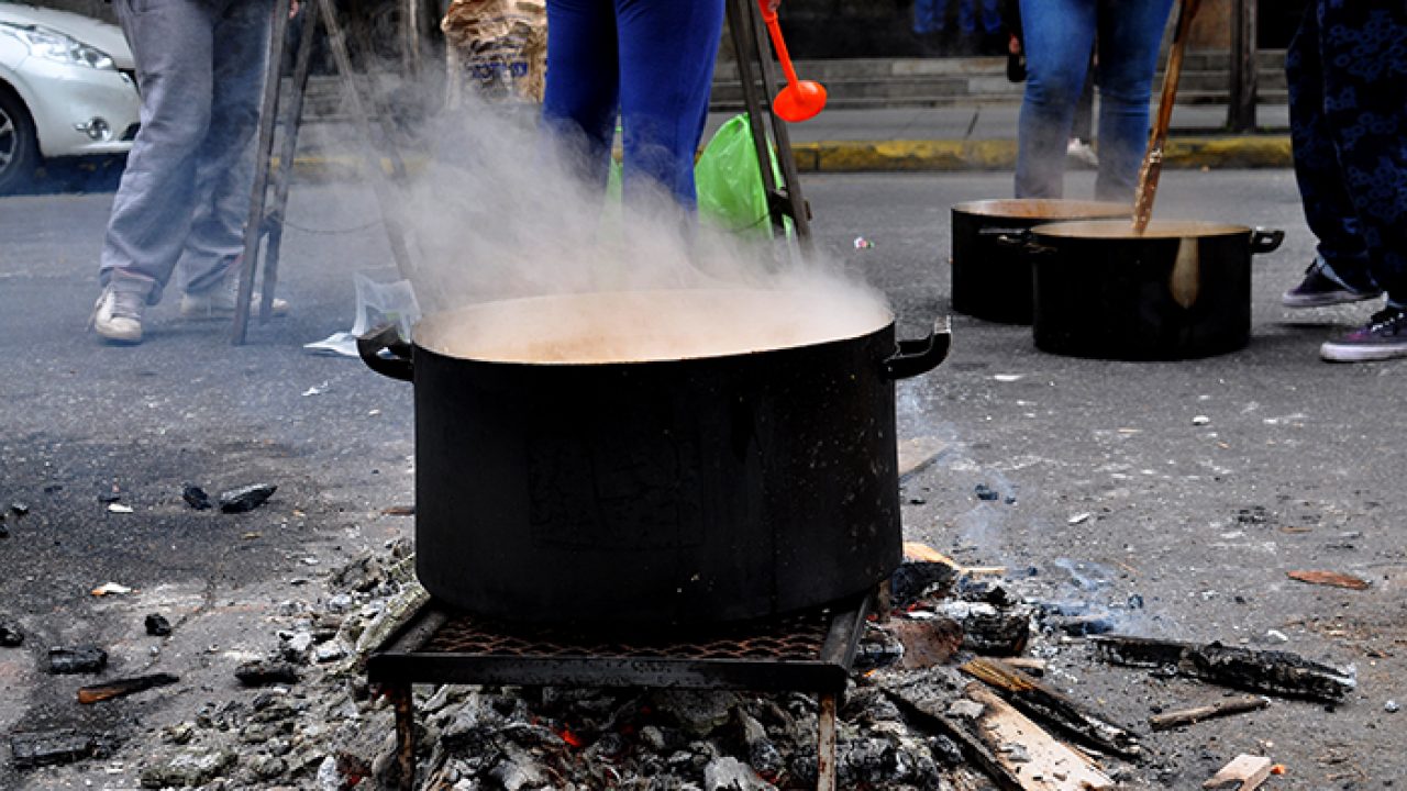 Organizaciones realizan un ollazo por alimentos, trabajo y presencia estatal en los barrios
