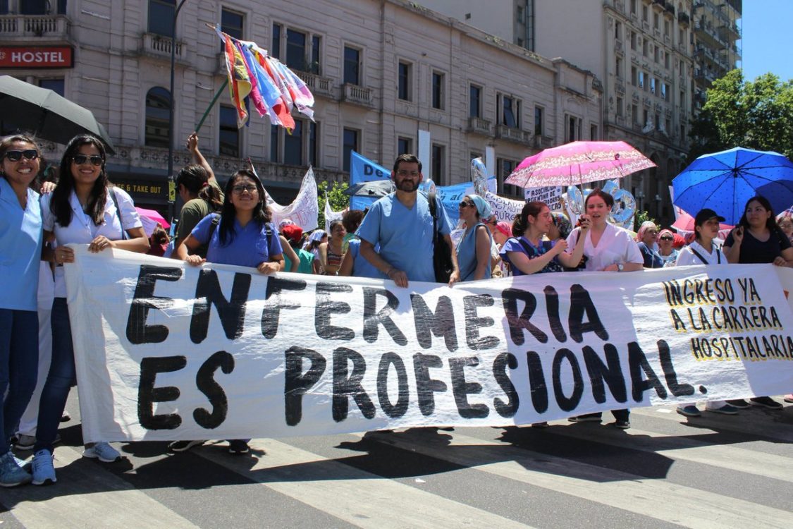 Trabajadores de enfermería exigen reconocimiento profesional y salarial al Gobierno porteño