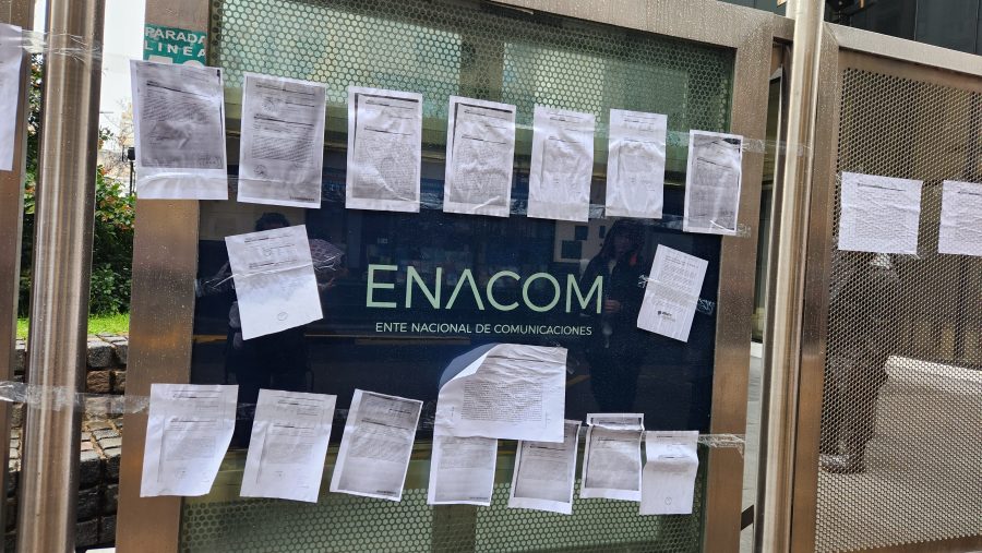Copias de las carta documento e intimaciones pre judiciales para el pago de las deudas en el frente del ENaCom